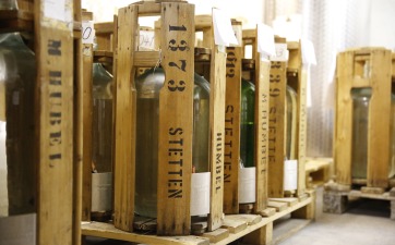 Humbel Brennerei Lagerung von Schnaps im Keller in alten Standflasche