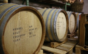 Humbel Brennerei Lagerung von Schnaps im Keller in Fässern