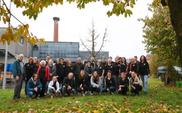Team Foto Humbel Brennerei vor dem 100 Sorten Kirschbaum