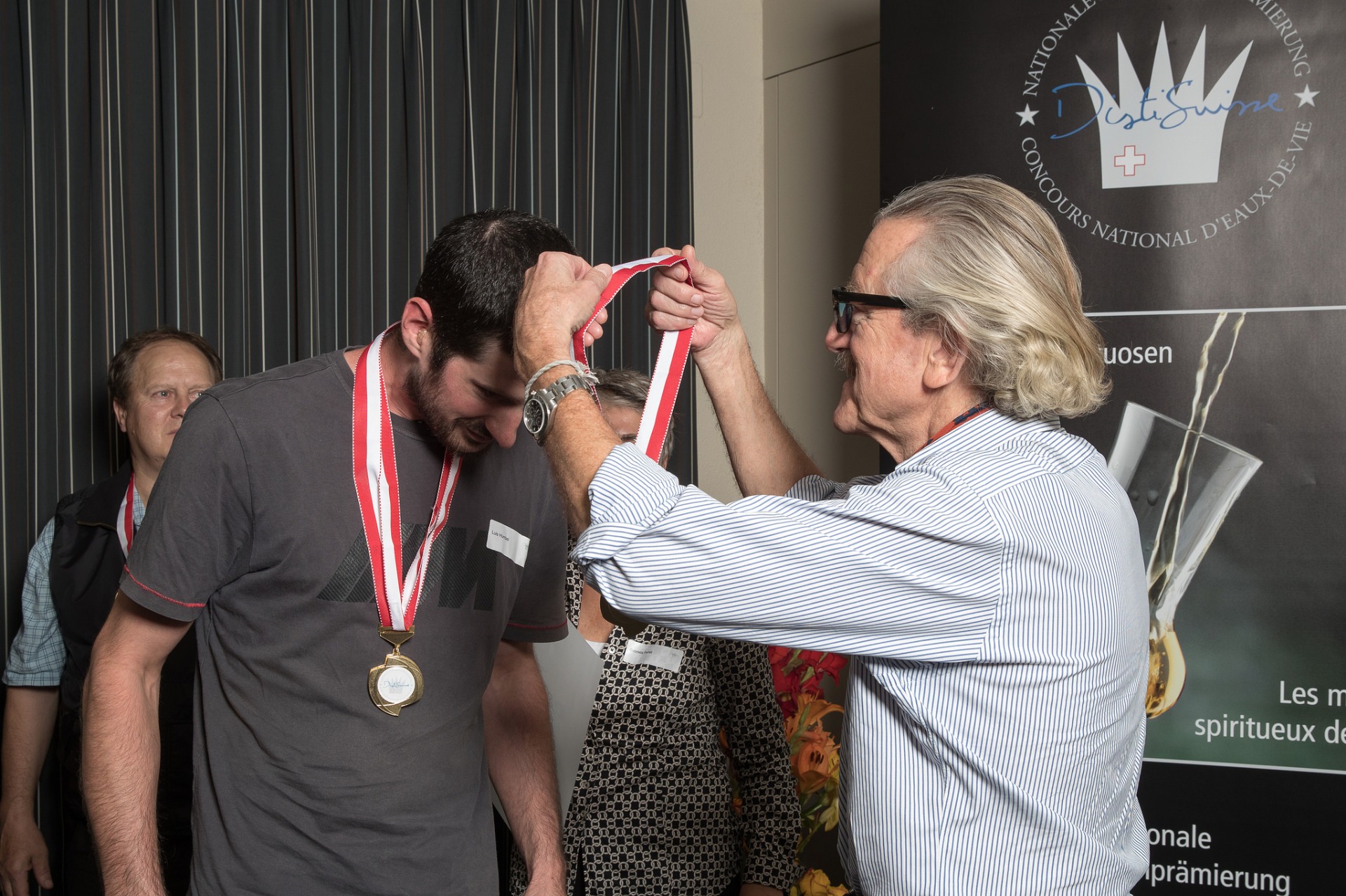 Luis Humbel mit Medaille für die Humbel Brennerei